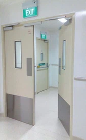 Изход от болнична врата с чиния за ритник